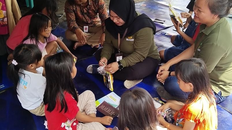 Kemensos RI Beri Layanan Trauma Healing di Posko Pengungsi Banjir Bandang Humbahas