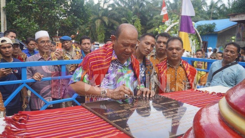 Syah Afandin Resmikan Tugu Sembiring Pandia di Batang Serangan