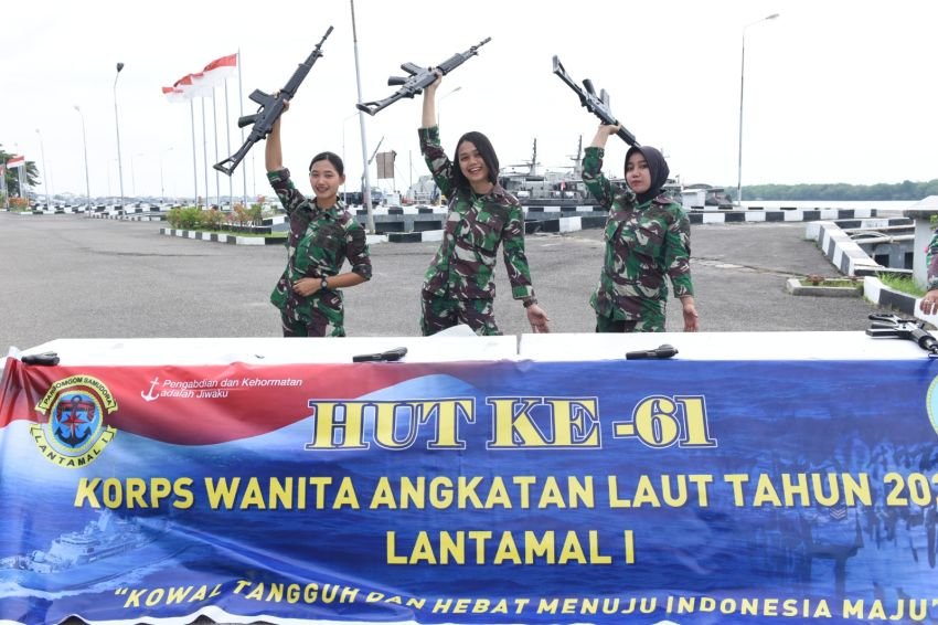Srikandi Kowal Lantamal I Sambut HUT,Gelar Lomba Bongkar Pasang Senjata