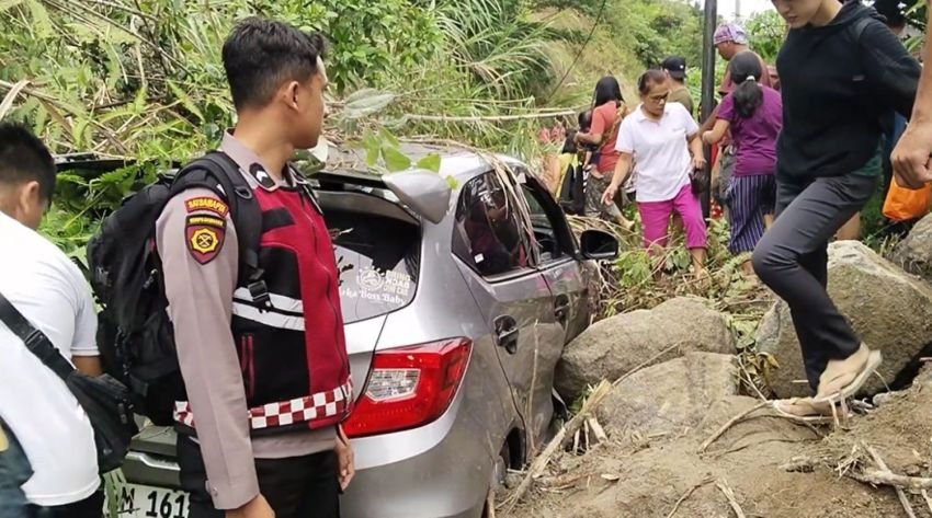 Mini Bus Tertimpa Longsor di Jalinsum Tapanuli Utara
