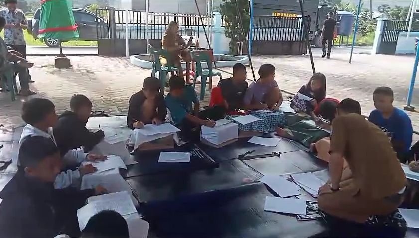 Siswa Terdampak Longsor Humbahas Ikuti Ujian di Tenda Pengungsi