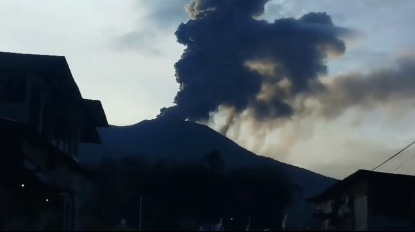 Gunung Marapi Kembali Erupsi, Bandara Internasional Minangkabau Ditutup Sementara