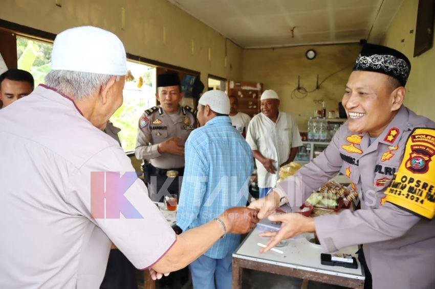 Kenakan Kopiah Hitam, Kapolres Padangsidimpuan Membaur Dengan Masyarakat