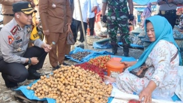 Pantau Bahan Pokok, AKBP Yasir Duduk Sejajar Dengar Keluhan Pedagang