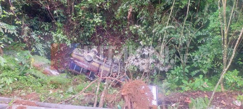 Menabrak Palang Pembatas Jalan, Bus Penumpang &ldquo;Terjun&rdquo; ke Jurang Sedalam 50 Meter