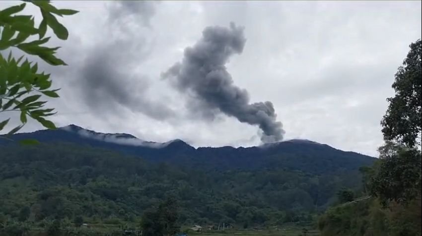 Gunung Marapi Semburkan Batu Pijar