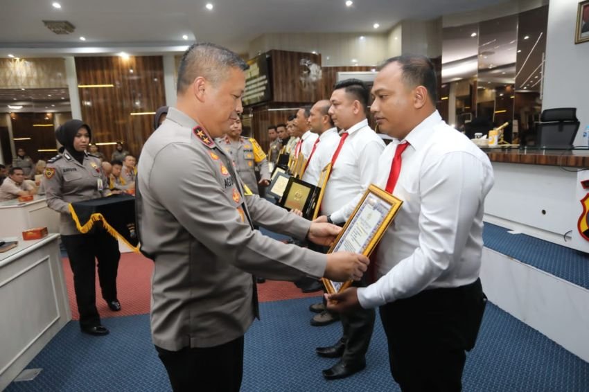 Kapoldasu Berikan 6 Personel Polres Pelabuhan Belawan Penghargaan, Ini Kata Kapolresnya