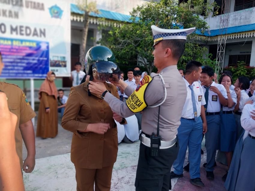 Kasatlantas Polres Belawan Ajak Siswa SMAN 20 Medan Tertib Berlalulintas