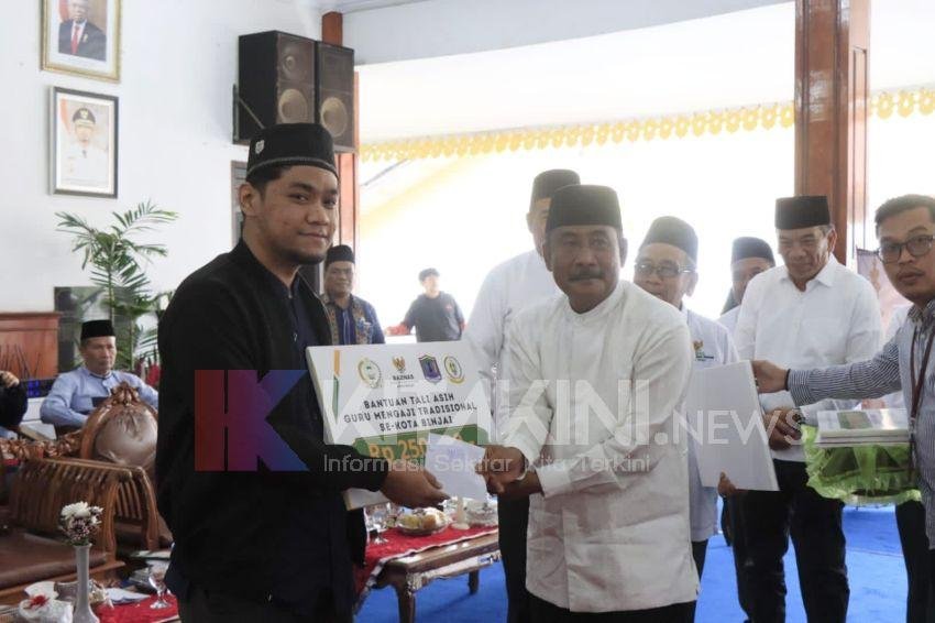 Pemko Binjai Serahkan Tali Asih Kepada 785 Orang Guru Mengaji