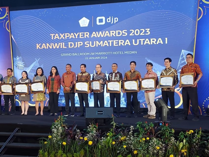 Perumda Tirtanadi Terima Penghargaan Wajib Pajak Taat Pelaporan SPT
