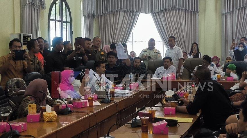 Aksi Pukul Meja Terjadi Saat Ratusan Guru Peserta PPPK RDP Dengan DPRD Langkat