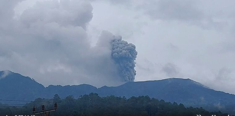 Gunung Marapi Kembali Erupsi, Warga Gelar Zikir Bersama