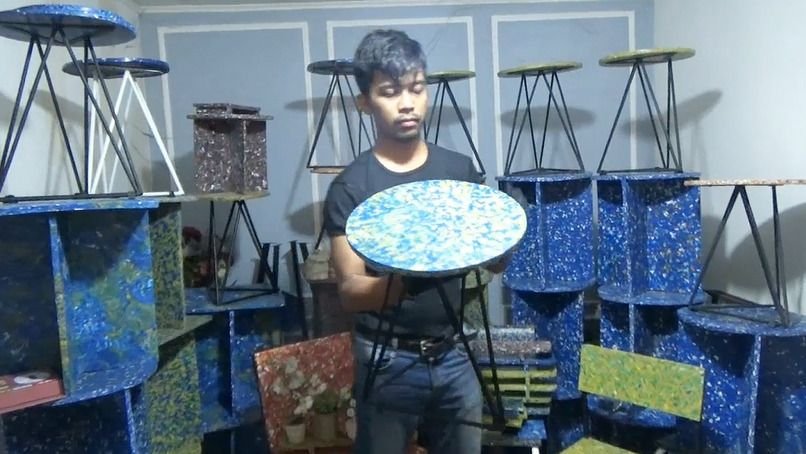 Sekelompok Pemuda di Padang Ciptakan Barang Meubel Estetik dari Sampah Plastik