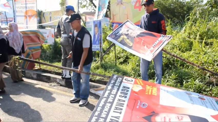 Masa Tenang, Bawaslu Rohil Bongkar APK Peserta Pemilu