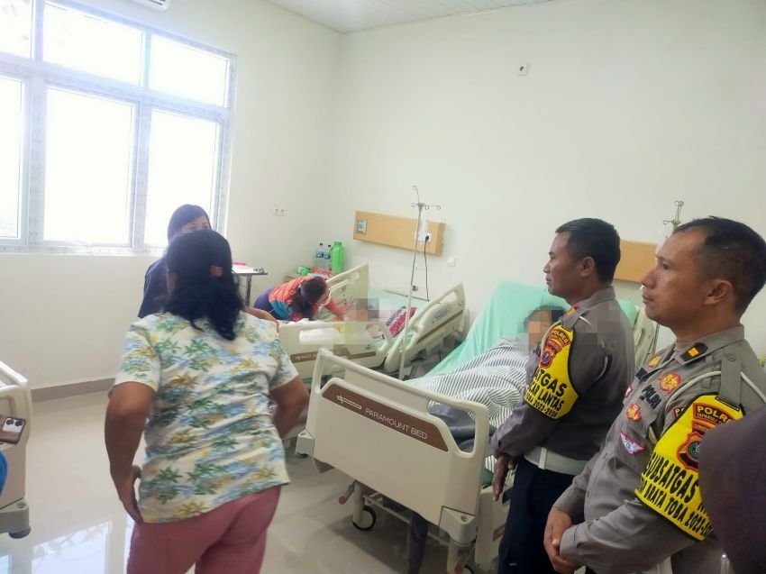 Kasat Lantas Polres Tapteng Jenguk Korban Tanah Longsor Taput di RSUD Sibolga