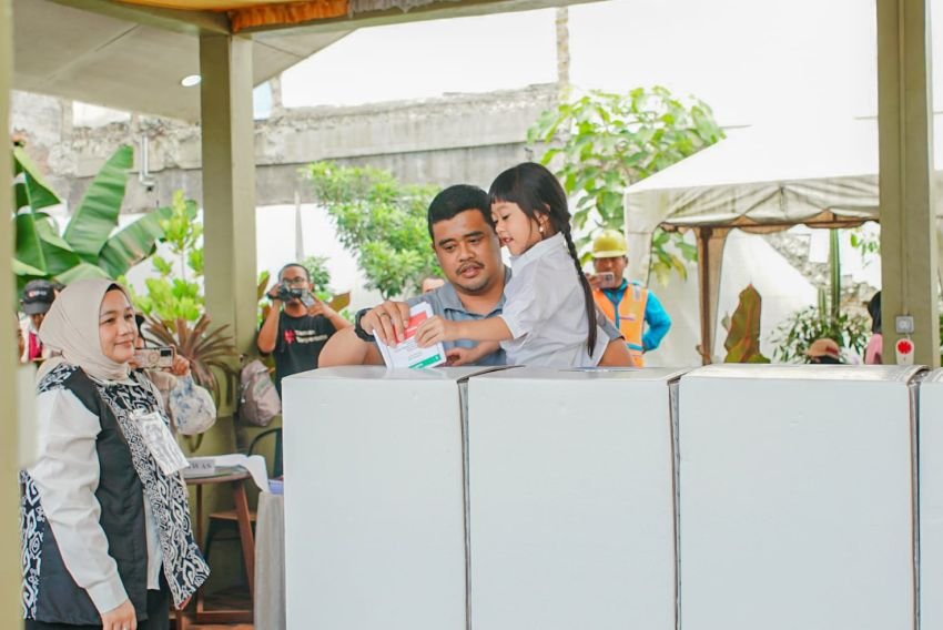 Mencoblos, Bobby Nasution Boyong 2 Anaknya ke TPS