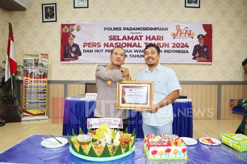 Mitra Strategis, SMSI Padangsidimpuan Anugerahi AKBP Dudung Penghargaan