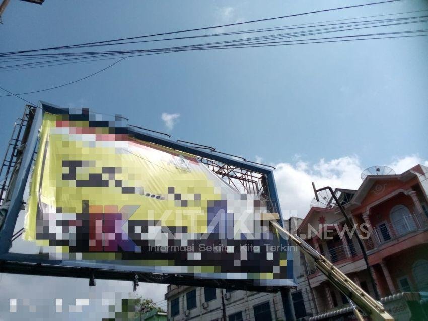 Masa Tenang, Petugas Gabungan Bersihkan Alat Peraga Kampanye