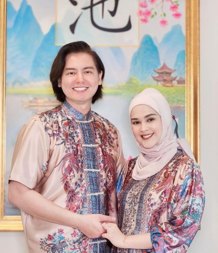 Rayakan Imlek, Cut Meyriska Ajak Ibunda Ziarah ke Makam Mertua