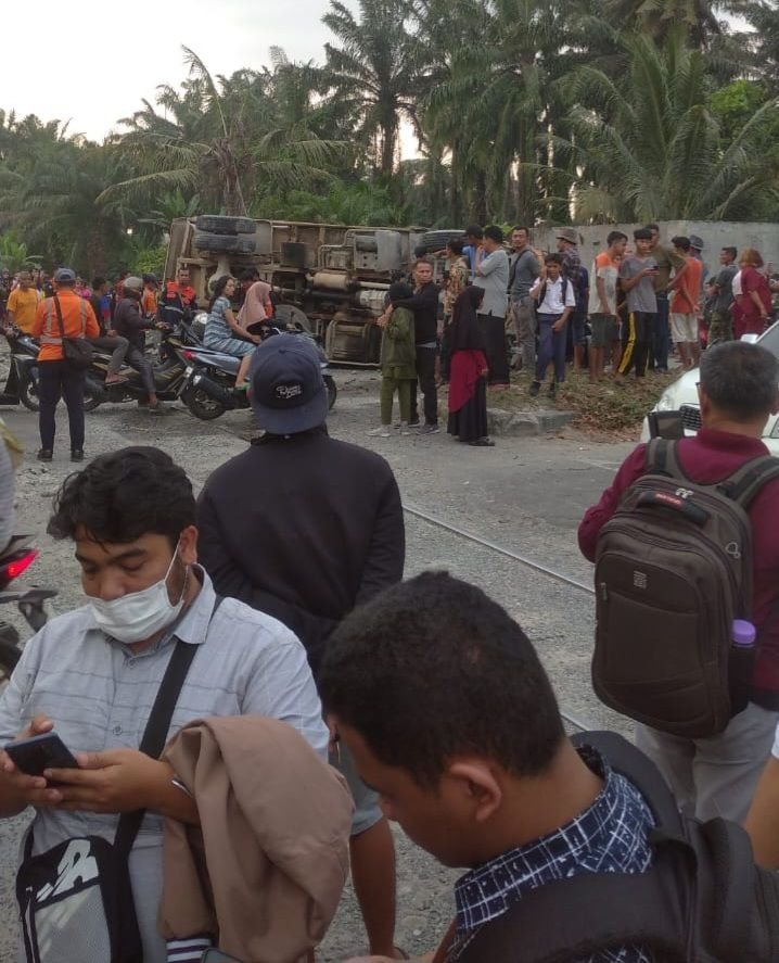 Duaaaaarrr!!! Kereta Api Sri Lelawangsa Dari Medan  Tujuan Binjai Tabrak Truk