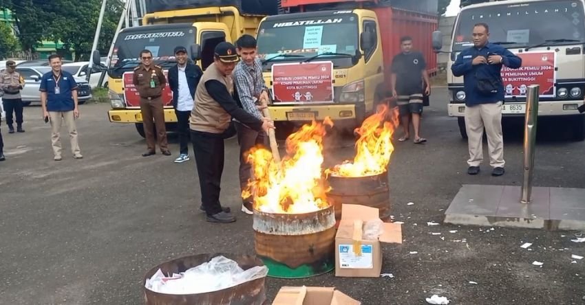 KPU Kota Bukittinggi Musnahkan Surat Suara Rusak