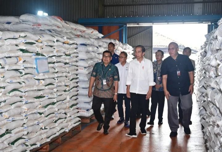 Jokowi Tegaskan Harga BBM Tak Naik dan Stok Beras Aman