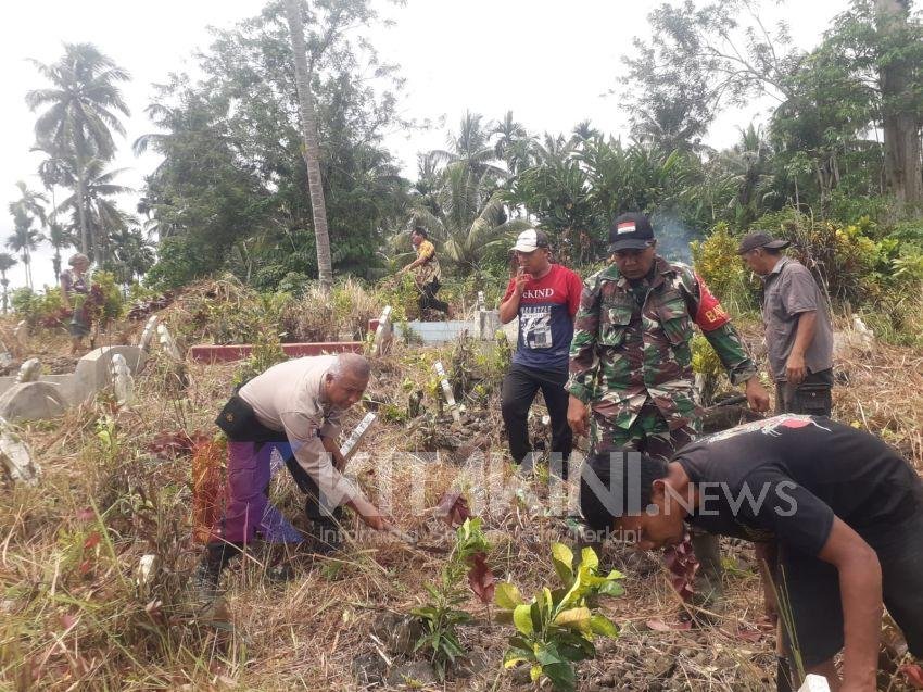 Sambut Ramadan 1445 H, Bhabinkamtibmas Bantu Warga Bersihkan Makam di Padangsidimpuan