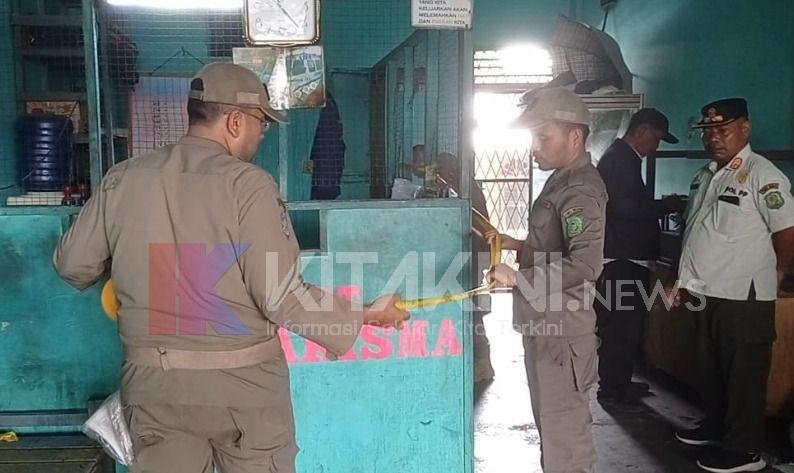 Satpol PP Kota Medan Segel Pool Bus di Jalan SM Raja