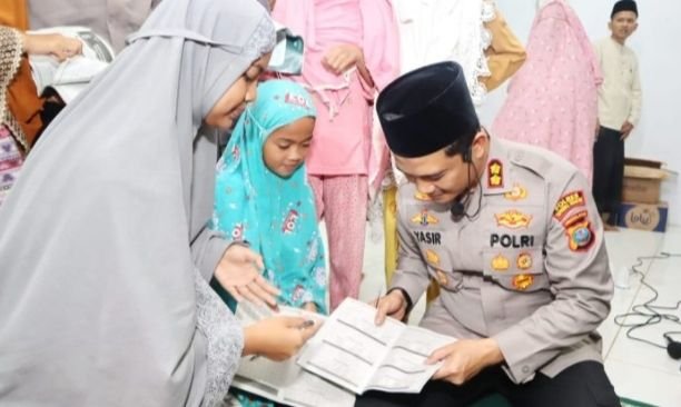 Kapolres Tapsel Diserbu Anak-anak Dimintai Tanda Tangan Usai Tarawih