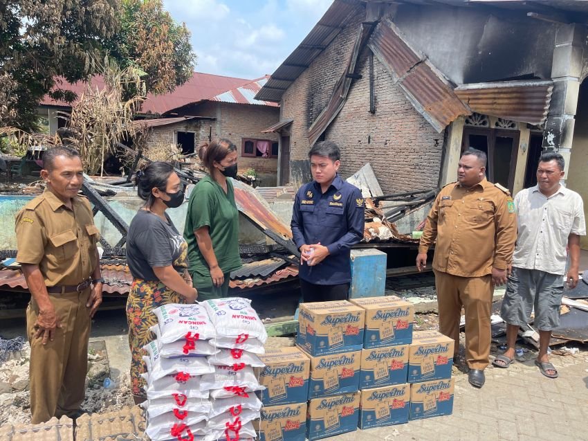 Ricky Anthony Bantu Korban 2 Unit Rumah Kebakaran di Langkat