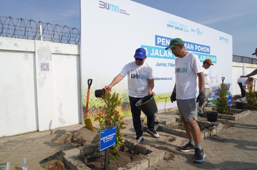 Pelindo Tanam Pohon Disepanjang Pantai di Belawan