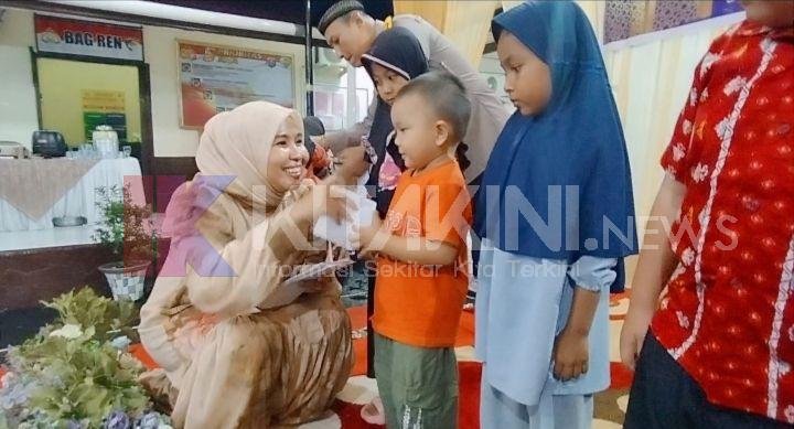 Bukber Diguyur Hujan Deras, Pelukan Kapolres Sidimpuan Menghangatkan Puluhan Anak Yatim Piatu