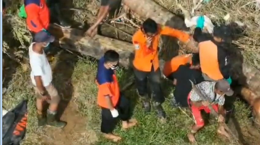 Tim Gabungan Temukan Satu Korban Banjir Bandang Pessel Terhimpit Kayu