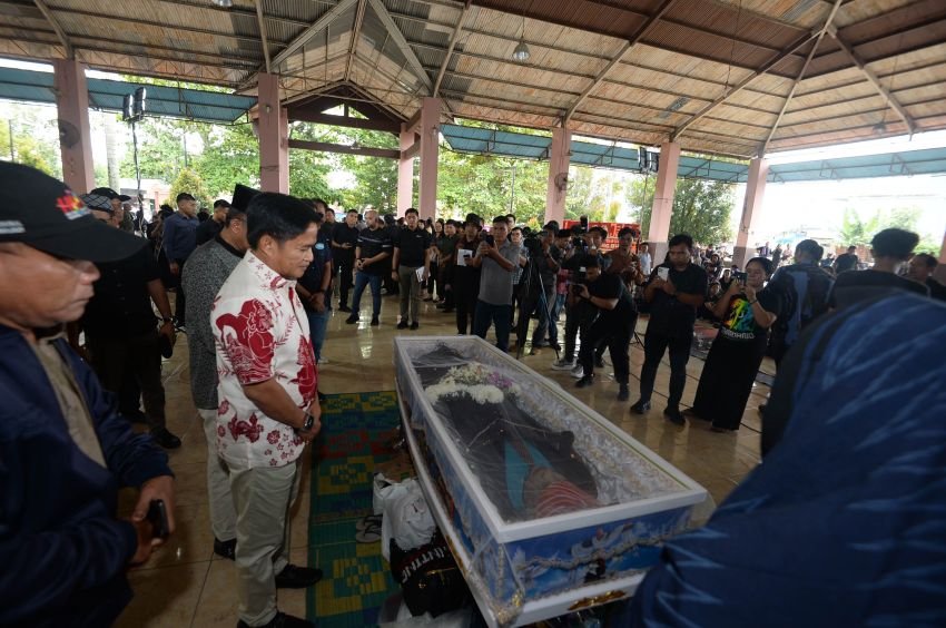 Melayat Mendiang Irwan Ginting, Hassanudin Sampaikan Duka yang Mendalam