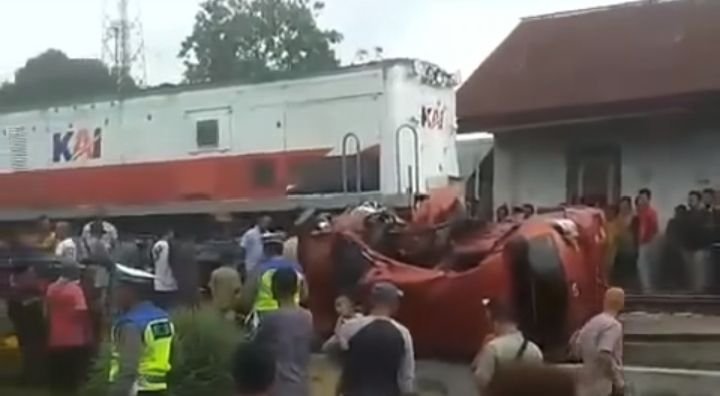 Kereta Api Hantam Mobil di Tebingtinggi, Ibu dan Anak Tewas