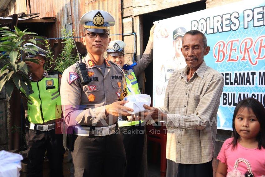 Jelang Buka Puasa, Satlantas Polres Pelabuhan Belawan Bagi Takjil ke Warga