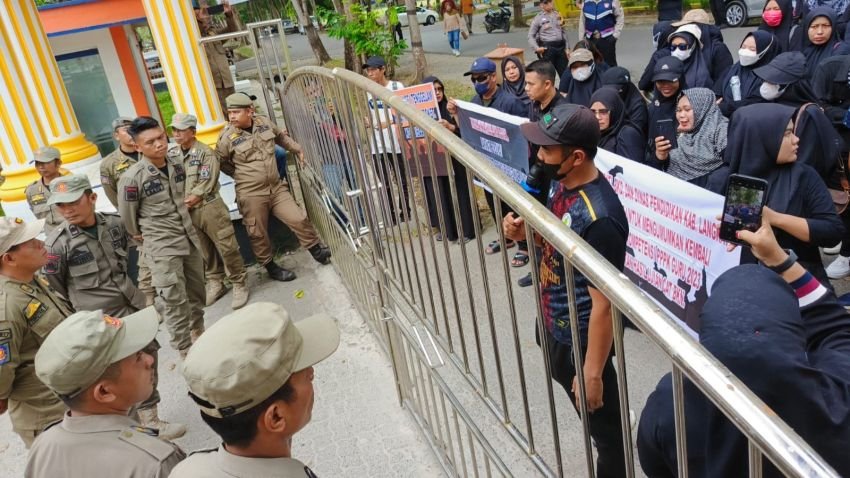 Puluhan Guru Kembali Demo Kantor Bupati Langkat Tuntut Pembatalan PPPK