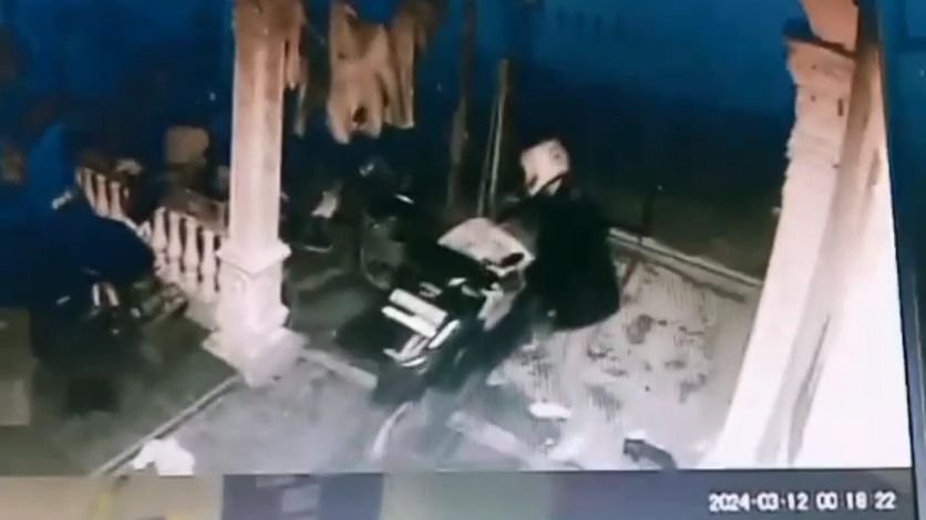 Pencurian Sepeda Motor Terekam CCTV Pelaku Dibekuk Polisi Tanpa Perlawanan