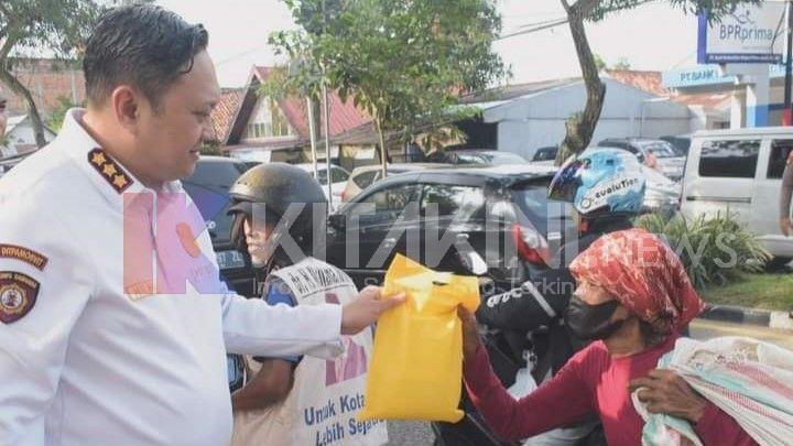 Ramadan Mubarak, Ditpamobvit Polda Jambi Berbagi Makanan