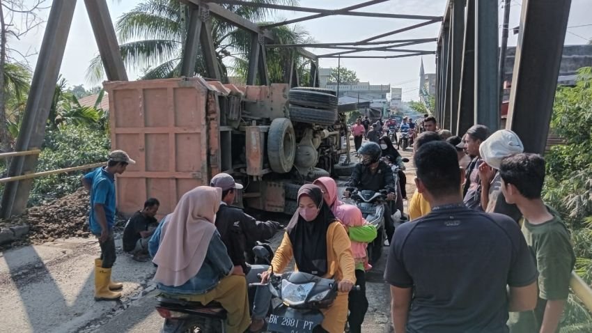 Truk Bermuatan Material Galian C Terguling di Jembatan Titi Besi Batang Serangan, Langkat