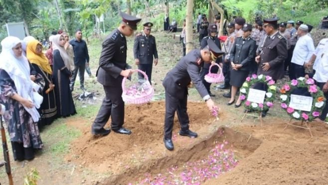 Luka Mendalam, Kapolres Tapsel Pimpin Pemakaman Aiptu Timbul Matur Harahap