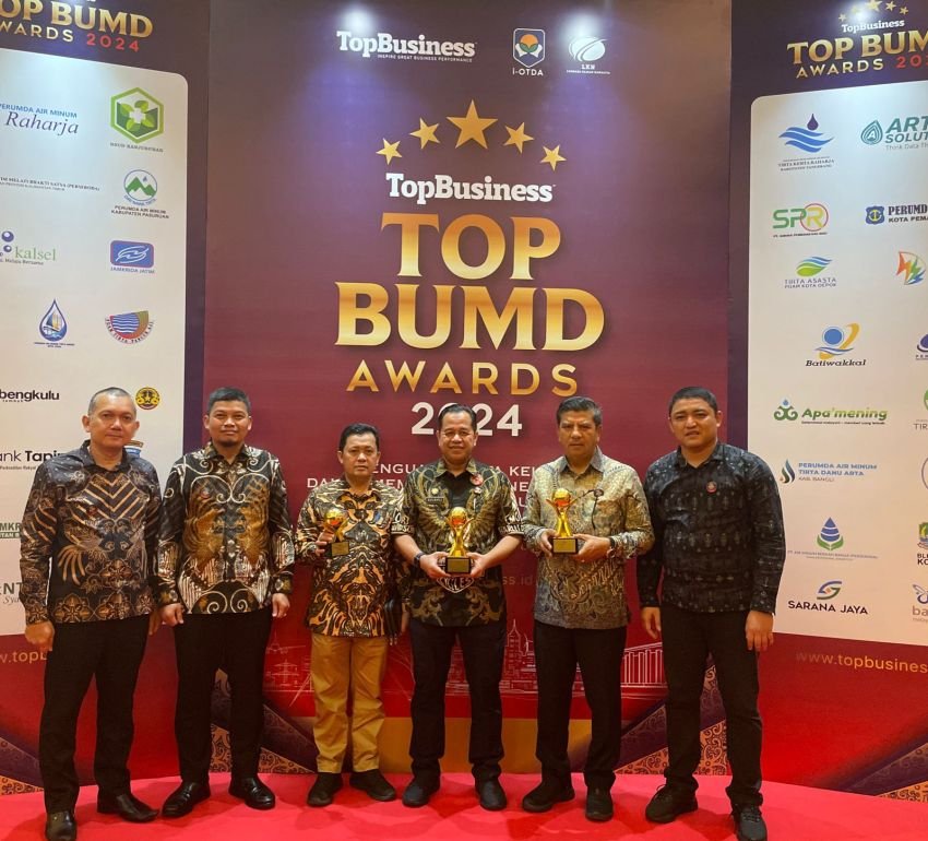 Pj Gubsu RaihTOP Pembina BUMD  Perumda Tirtanadi Raih TOP BUMD Awards 2024