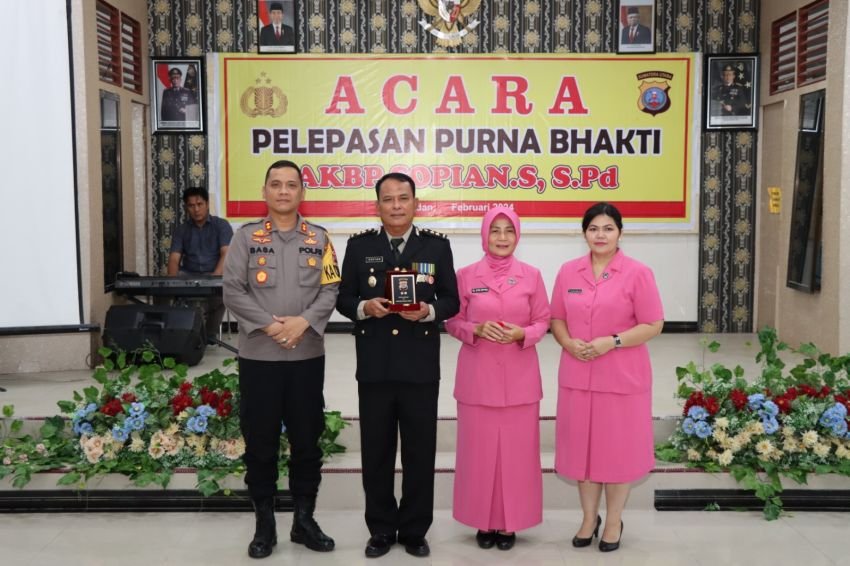 Kapolres Tapteng Pimpin Upacara Pelepasan Personel yang Masuki Masa Pensiun