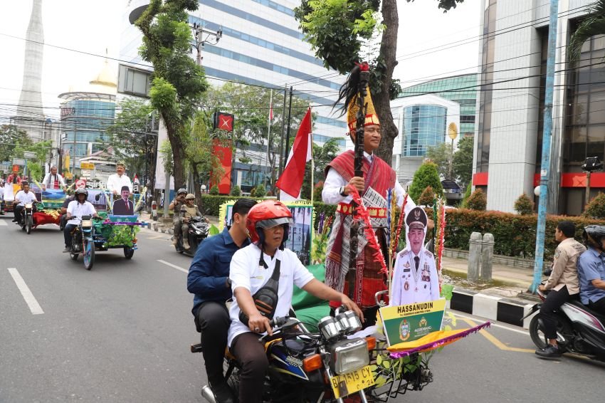 Hassanudin Pakai Baju Adat Toba dan Naik Becak Menuju Acara Musrenbang