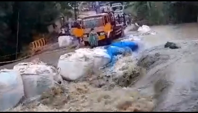 Banjir dan Lahar Dingin Landa Jalinsum Bukittinggi- Padang