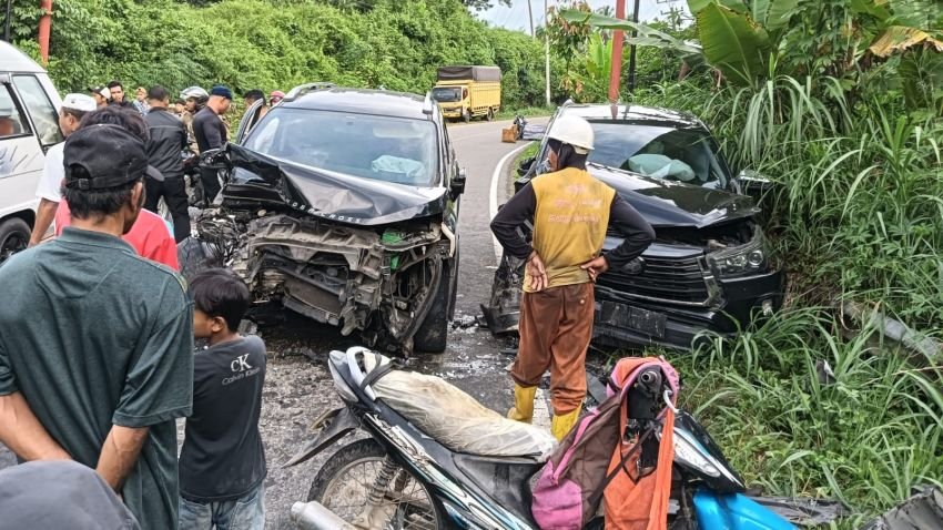 Dua Mobil Ringsek Tabrakan di Tapsel, Satunya Milik Istri Pejabat