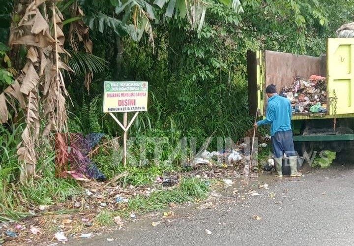 Respon Keluhan Masyarakat, DLH Padangsidimpuan Bersihkan Sampah di Tepi Jalan