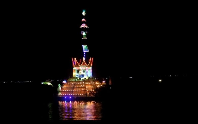 Rayakan Idulfitri Warga Hiasi dan Lepas Rakit ke Danau Maninjau