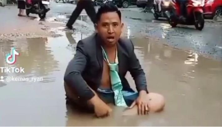 Warga Palembang Aksi Protes Jalan Rusak di Media Sosial: Berdasi dan Duduki Kubangan