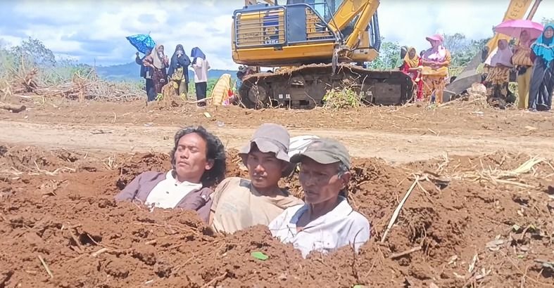 Aksi Warga Tanam Diri Tolak Kehadiran PT TPL di Angkola Timur